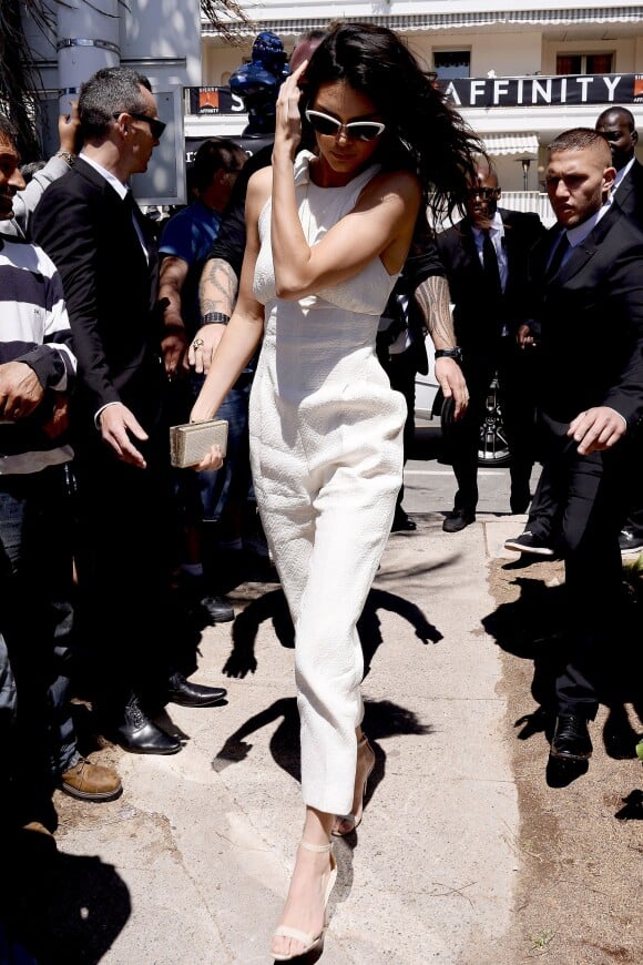 Kendall Jenner (combinaison Monica Rose) sur la Plage Magnum, à Cannes, le 12 mai 2016.