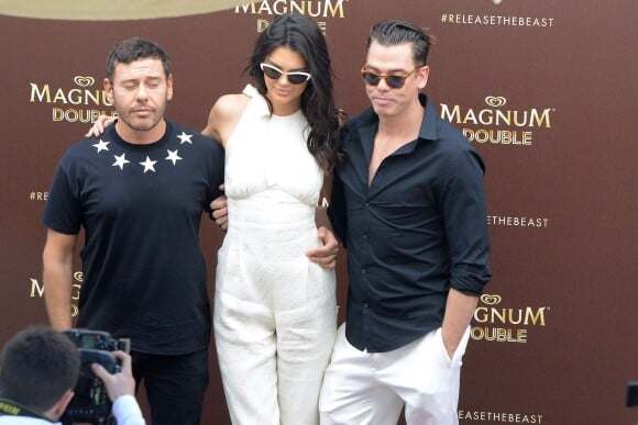 Kendall Jenner avec les photographes Mert Alas et Marcus Piggott sur la Plage Magnum, à Cannes, le 12 mai 2016.