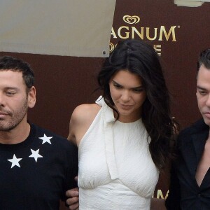 Kendall Jenner avec les photographes Mert Alas et Marcus Piggott sur la Plage Magnum, à Cannes, le 12 mai 2016.