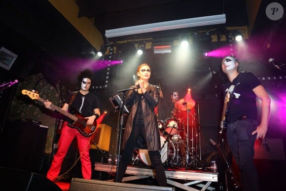 Sandrine Quétier et son groupe The Jokers (composé de Santi, Ludovic Patsouris et Thomas Courcelles) en concert au Bus Palladium à Paris. Le 27 novembre 2014 27/11/2014 - Paris