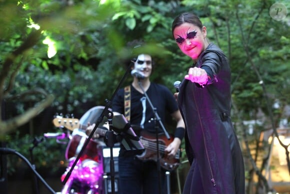 Prix Spécial - Exclusif - Sandrine Quétier et son groupe "The Jokers", composé de Santi, Ludo et Thomas, ont joué au Mandarin Oriental à l'occasion de la Fête de la Musique à Paris. Le 21 juin 2014  No Web No Blog pour Belgique et Suisse21/06/2014 - Paris
