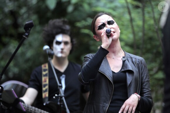 Prix Spécial - Exclusif - Sandrine Quétier et son groupe "The Jokers", composé de Santi, Ludo et Thomas, ont joué au Mandarin Oriental à l'occasion de la Fête de la Musique à Paris. Le 21 juin 2014  No Web No Blog pour Belgique et Suisse21/06/2014 - Paris