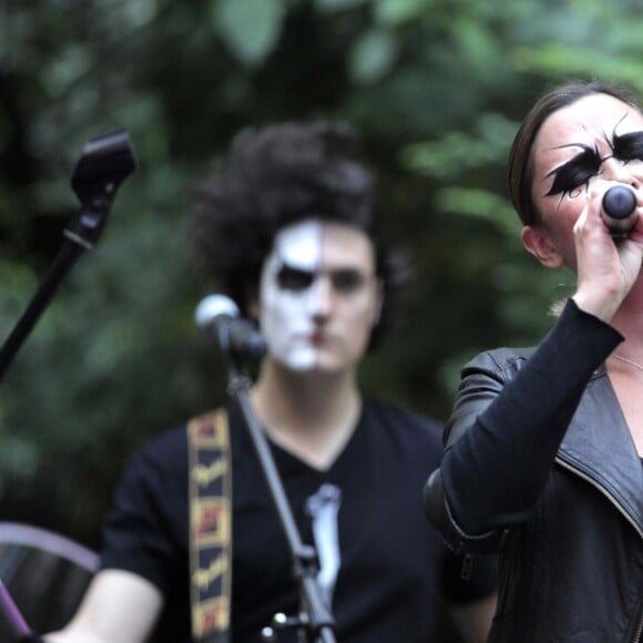 Prix Spécial - Exclusif - Sandrine Quétier et son groupe "The Jokers", composé de Santi, Ludo et Thomas, ont joué au Mandarin Oriental à l'occasion de la Fête de la Musique à Paris. Le 21 juin 2014  No Web No Blog pour Belgique et Suisse21/06/2014 - Paris