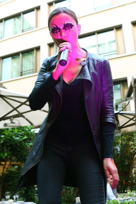 Prix Spécial - Exclusif - Sandrine Quétier et son groupe "The Jokers", composé de Santi, Ludo et Thomas, ont joué au Mandarin Oriental à l'occasion de la Fête de la Musique à Paris. Le 21 juin 2014  No Web No Blog pour Belgique et Suisse21/06/2014 - Paris