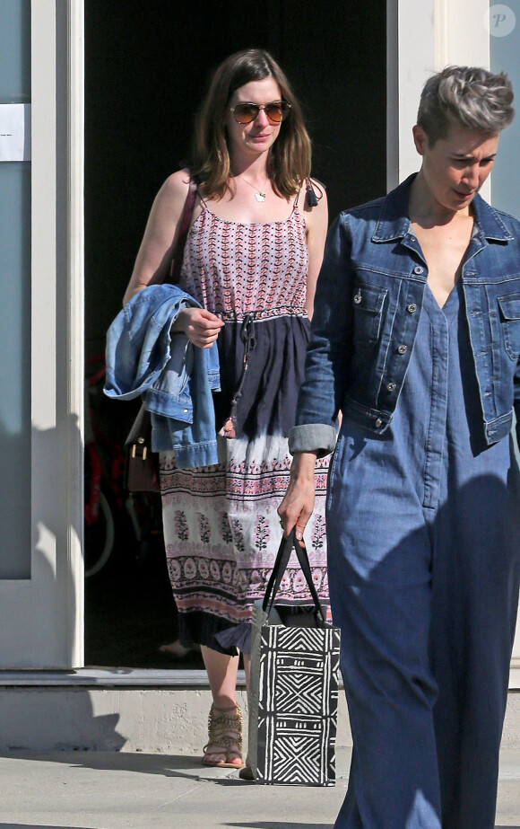 Exclusif - Anne Hathaway rend visite à des amis à Hollywood Hills. Anne semble avoir retrouvé sa silhouette seulement 3 mois après l'accouchement! Le 11 mai 2016