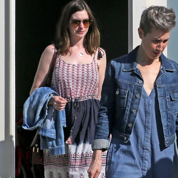 Exclusif - Anne Hathaway rend visite à des amis à Hollywood Hills. Anne semble avoir retrouvé sa silhouette seulement 3 mois après l'accouchement! Le 11 mai 2016