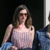 Exclusif - Anne Hathaway rend visite à des amis à Hollywood Hills. Anne semble avoir retrouvé sa silhouette seulement 3 mois après l'accouchement! Le 11 mai 2016