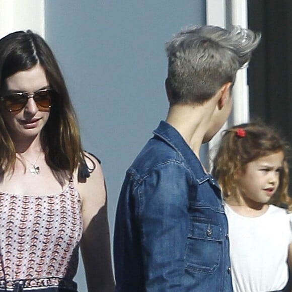 Exclusif - Anne Hathaway rend visite à des amis à Hollywood Hills. Anne semble avoir retrouvé sa silhouette seulement 3 mois après l'accouchement! Le 11 mai 2016