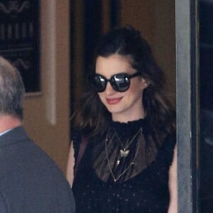 Anne Hathaway à la sortie de son hôtel The London à West Hollywood, le 30 avril 2016