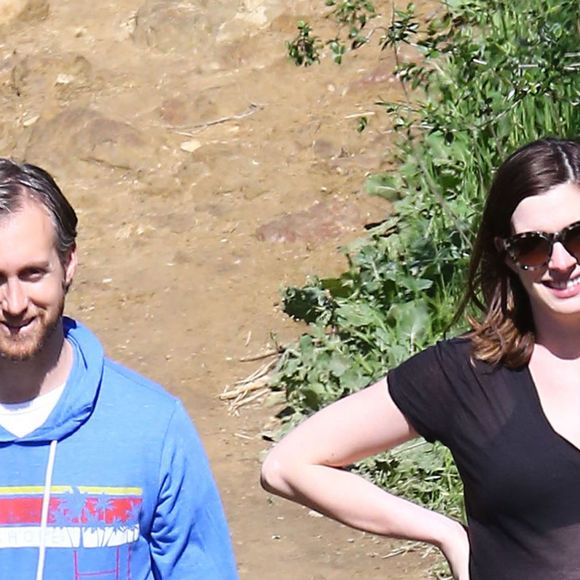 Anne Hathaway, enceinte, se promène avec son mari Adam Shulman et ses chiens à Los Angeles le 12 Mars 2016.