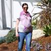 Exclusif - Anne Hathaway, très enceinte, cache son ventre avec un foulard à Los Angeles le 1er mars 2016.