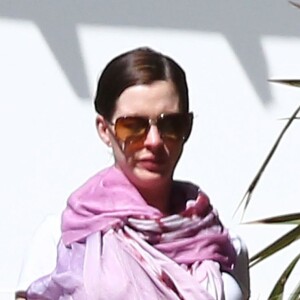 Exclusif - Anne Hathaway, très enceinte, cache son ventre avec un foulard à Los Angeles le 1er mars 2016.