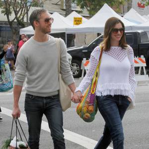 Anne Hathaway et Adam Shulman se rendent au Farmers market d'Hollywood, le 9 mai 2016