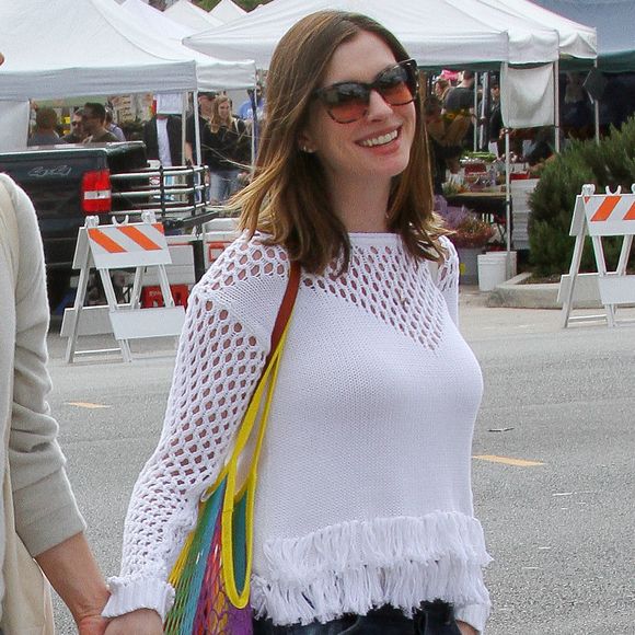 Anne Hathaway et Adam Shulman se rendent au Farmers market d'Hollywood, le 9 mai 2016