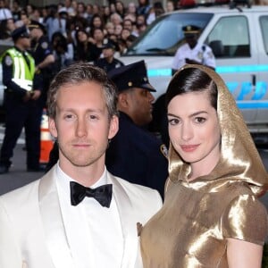 Adam Shulman et sa femme Anne Hathaway à la Soirée Costume Institute Gala 2015 (Met Ball) au Metropolitan Museum célébrant l'ouverture de Chine: à travers le miroir à New York, le 4 mai 2015.