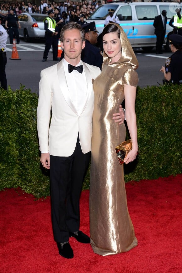 Adam Shulman et sa femme Anne Hathaway à la Soirée Costume Institute Gala 2015 (Met Ball) au Metropolitan Museum célébrant l'ouverture de Chine: à travers le miroir à New York, le 4 mai 2015.