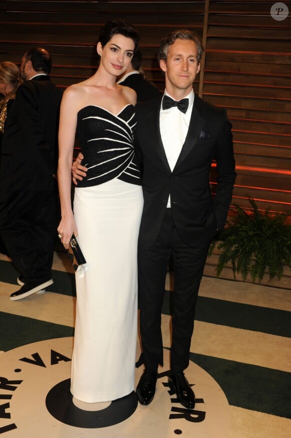 Anne Hathaway et Adam Shulman à la soirée Vanity fair après les Oscars 2014 à West Hollywood. Le 2 mars 2014