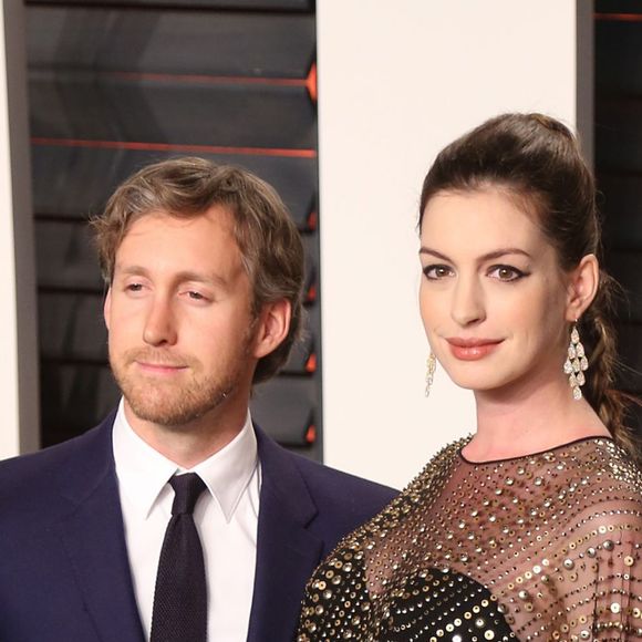 Adam Shulman et Anne Hathaway à la soirée Vanity Fair après les Oscar, le 28 février 2016