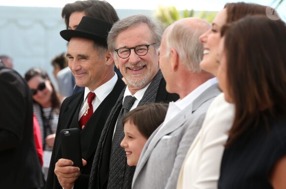 Mark Rylance, Steven Spielberg et Ruby Barnhill - Photocall du film "Le BGG" (Le Bon Gros Géant) lors du 69e Festival International du Film de Cannes. Le 14 mai 2016 © Borde-Moreau / Bestimage