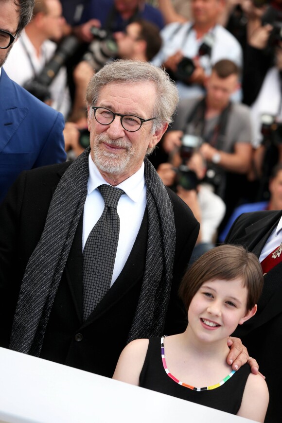 Steven Spielberg et Ruby Barnhill - Photocall du film "Le BGG" (Le Bon Gros Géant) lors du 69e Festival International du Film de Cannes. Le 14 mai 2016 © Borde-Moreau / Bestimage