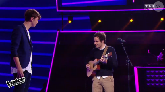 Antoine et Vianney chantent ensemble lors de la finale de The Voice 5, sur TF1, le samedi 14 mai 2016