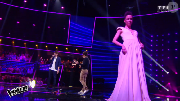 Antoine et Vianney chantent ensemble lors de la finale de The Voice 5, sur TF1, le samedi 14 mai 2016