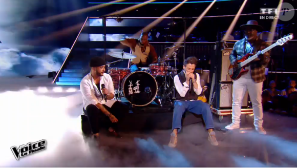 Slimane chante avec Christophe Maé lors de la finale de The Voice 5, sur TF1, le samedi 14 mai 2016