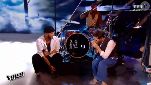 Slimane chante avec Christophe Maé lors de la finale de The Voice 5, sur TF1, le samedi 14 mai 2016