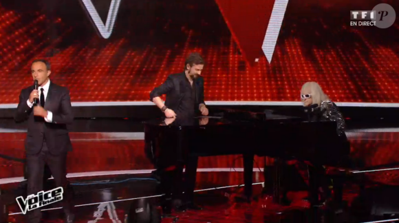 Clément Verzi chante avec Michel Polnareff lors de la finale de The Voice 5, sur TF1, le samedi 14 mai 2016