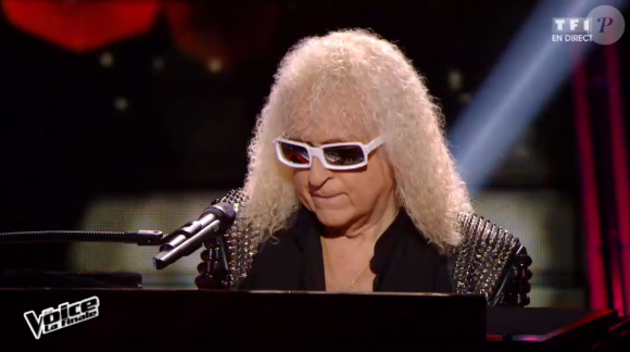 Clément Verzi chante avec Michel Polnareff lors de la finale de The Voice 5, sur TF1, le samedi 14 mai 2016