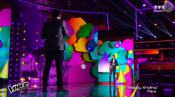 Mika chante avec MB14 lors de la finale de The Voice 5, sur TF1, le samedi 14 mai 2016