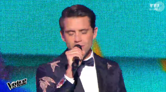 Mika chante avec MB14 lors de la finale de The Voice 5, sur TF1, le samedi 14 mai 2016