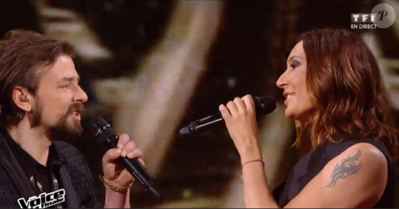 Clément Verzi chante avec sa coach Zazie lors de la finale de The Voice 5, sur TF1, le samedi 14 mai 2016