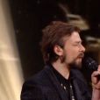 Clément Verzi chante avec sa coach Zazie lors de la finale de The Voice 5, sur TF1, le samedi 14 mai 2016