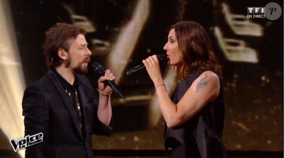 Clément Verzi chante avec sa coach Zazie lors de la finale de The Voice 5, sur TF1, le samedi 14 mai 2016