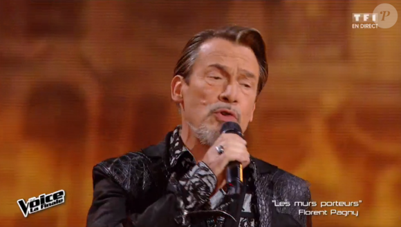 Slimane chante avec Florent Pagny lors de la finale de The Voice 5, sur TF1, le samedi 14 mai 2016