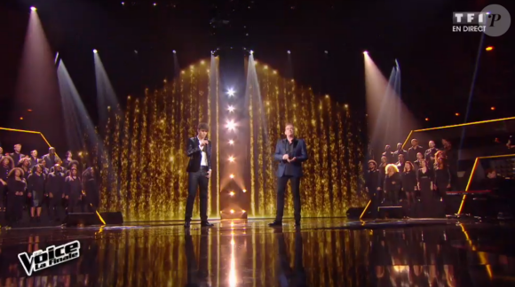 Antoine chante avec Garou lors de la finale de The Voice 5, sur TF1, le samedi 14 mai 2016
