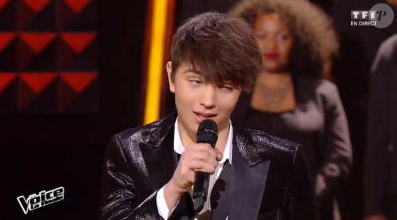 Antoine chante avec Garou lors de la finale de The Voice 5, sur TF1, le samedi 14 mai 2016