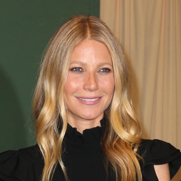 Gwyneth Paltrow dédicace son livre "Its All Easy" à la librairie "Barnes & Noble" à New York, le 12 avril 2016.