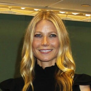 Gwyneth Paltrow dédicace son livre "Its All Easy" à la librairie "Barnes & Noble" à New York, le 12 avril 2016.