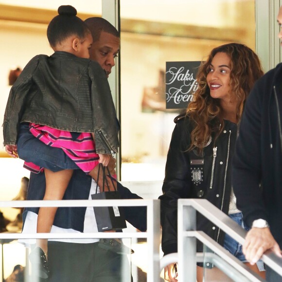 Jay-Z et sa femme Beyoncé font du shopping avec leur fille Blue Ivy à Beverly Hills, le 11 novembre 2014.