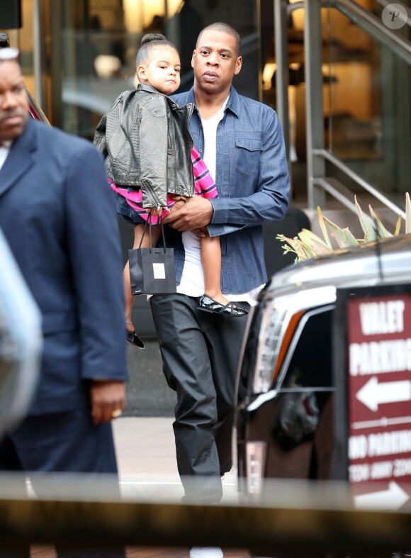 Jay-Z et sa femme Beyoncé font du shopping avec leur fille Blue Ivy à Beverly Hills, le 11 novembre 2014.