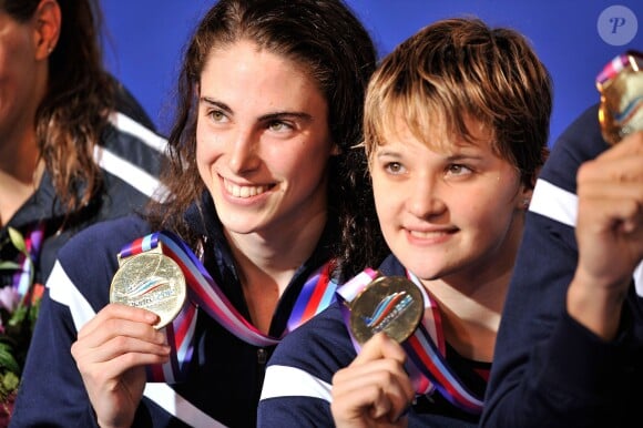 Anna Santamans et Mélanie Hénique remportent l'or dans le relais 4x100m aux côtés de Florent Manaudou et Jérémy Stravius sur le 50m dos, et les filles, à Chartres le 23 novembre 2012