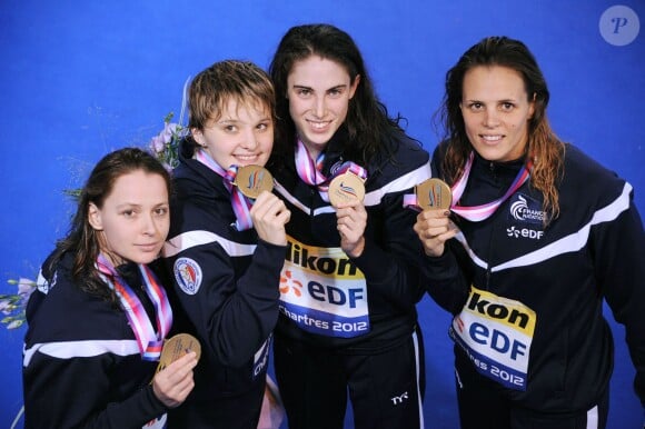 Fanny Babou, Mélanie Hénique, Anna Santamans et Laure Manaudou remportent le Bronze dans le relais 4 x 50 m 4 nages lors des Championnats d'Europe de Natation à Chartres le 25 novembre 2012