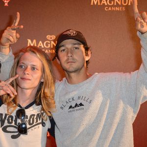 Isaiah Stone et Shia LaBeouf - Photocall du film "American Honey" de Andrea Arnold sur la plage Magnum lors du 69ème Festival International du Film de Cannes. Le 15 mai 2016. © Veeren/Bestimage