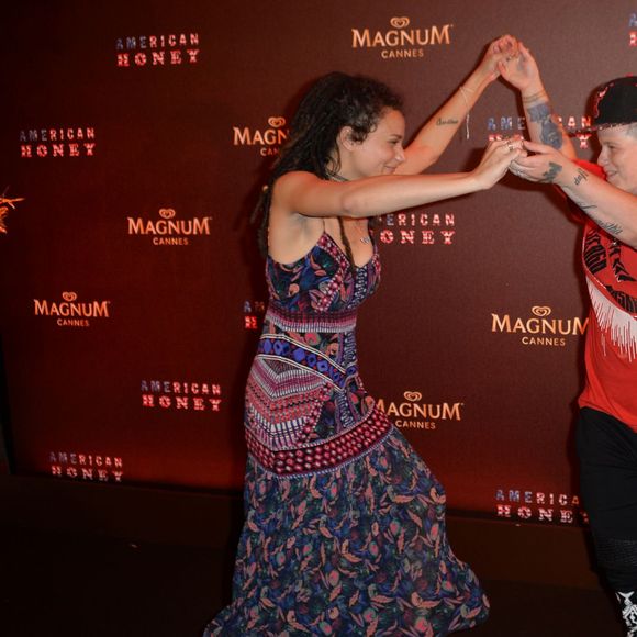 Sasha Lane et Veronica Ezell - Photocall du film "American Honey" de Andrea Arnold sur la plage Magnum lors du 69ème Festival International du Film de Cannes. Le 15 mai 2016. © Veeren/Bestimage