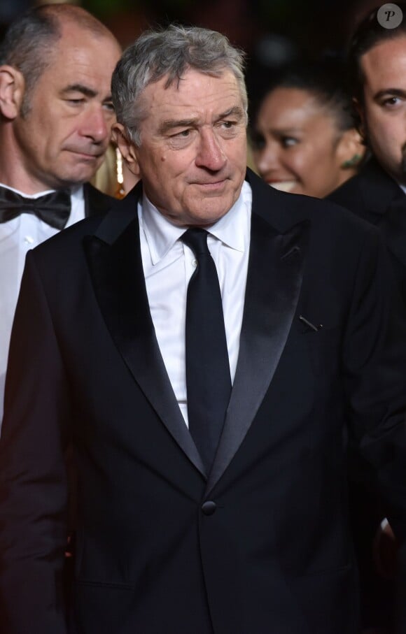Robert de Niro - Montée des marches du film "Hands of Stone" lors du 69ème Festival International du Film de Cannes. Le 16 mai 2016. © Giancarlo Gorassini/Bestimage