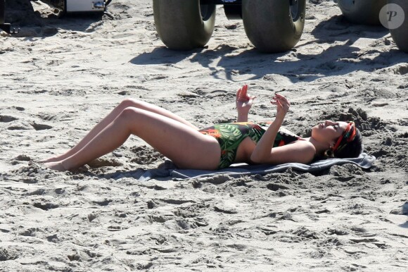 Lauren Jauregui (Fifth Harmony) surprise en plein tournage du clip de la chanson "All In My Head" (feat. Fetty Wap) sur la plage de Malibu. Los Angeles, le 17 mai 2016.