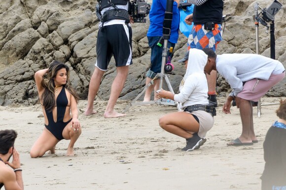 Ally Brooke (Fifth Harmony) surprise en plein tournage du clip de la chanson "All In My Head" (feat. Fetty Wap) sur la plage de Malibu. Los Angeles, le 17 mai 2016.