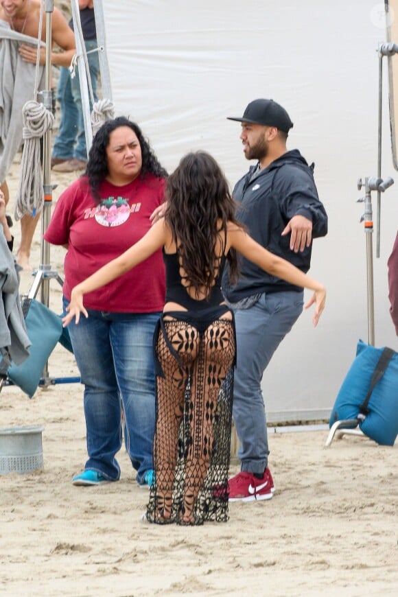 Camila Cabello (Fifth Harmony) surprise en plein tournage du clip de la chanson "All In My Head" (feat. Fetty Wap) sur la plage de Malibu. Los Angeles, le 17 mai 2016.